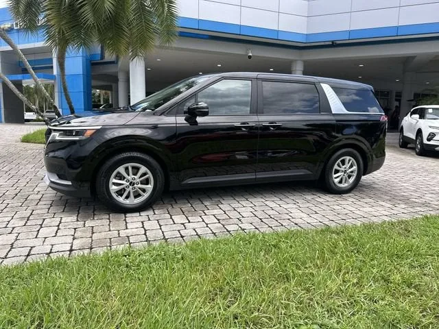 2024 Kia Carnival LX photo 31