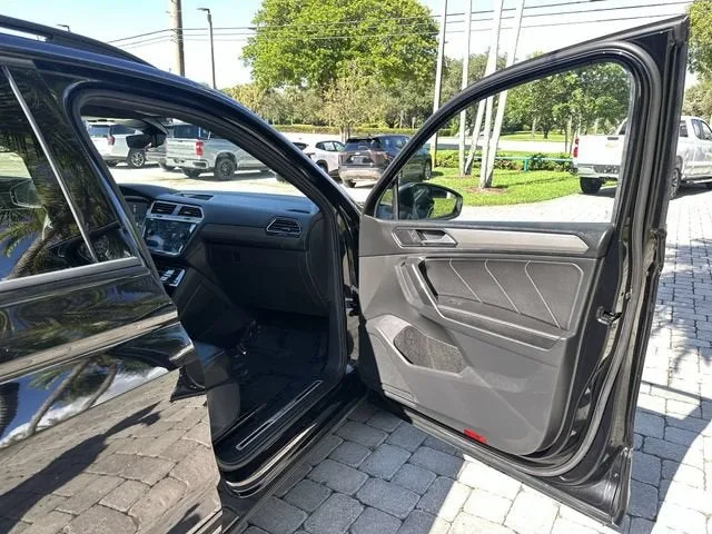 2022 Volkswagen Tiguan SE R-Line Black photo 23