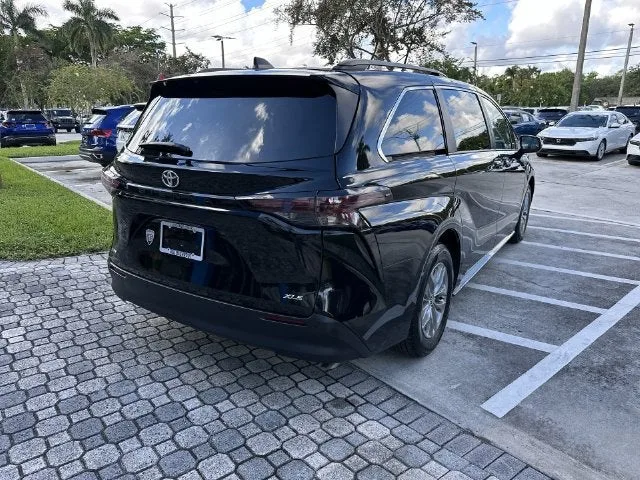 2026 Toyota Sienna XLE photo 37