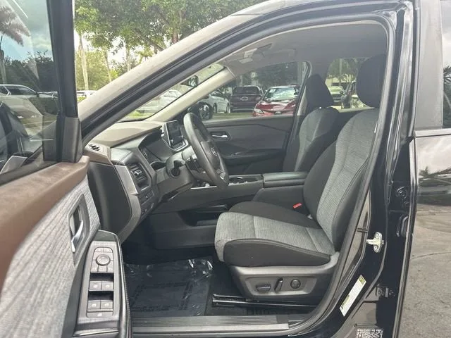 2023 Nissan Rogue SV photo 22