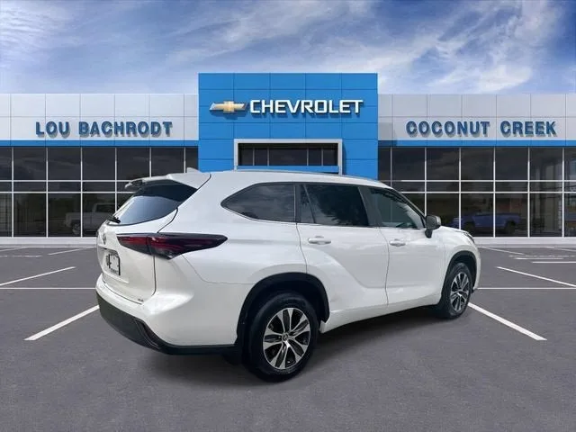 2024 Toyota Highlander LE photo 8