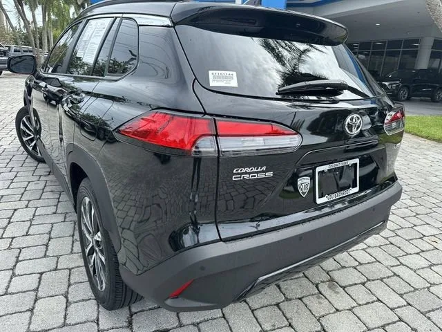 2025 Toyota Corolla Cross XLE photo 12