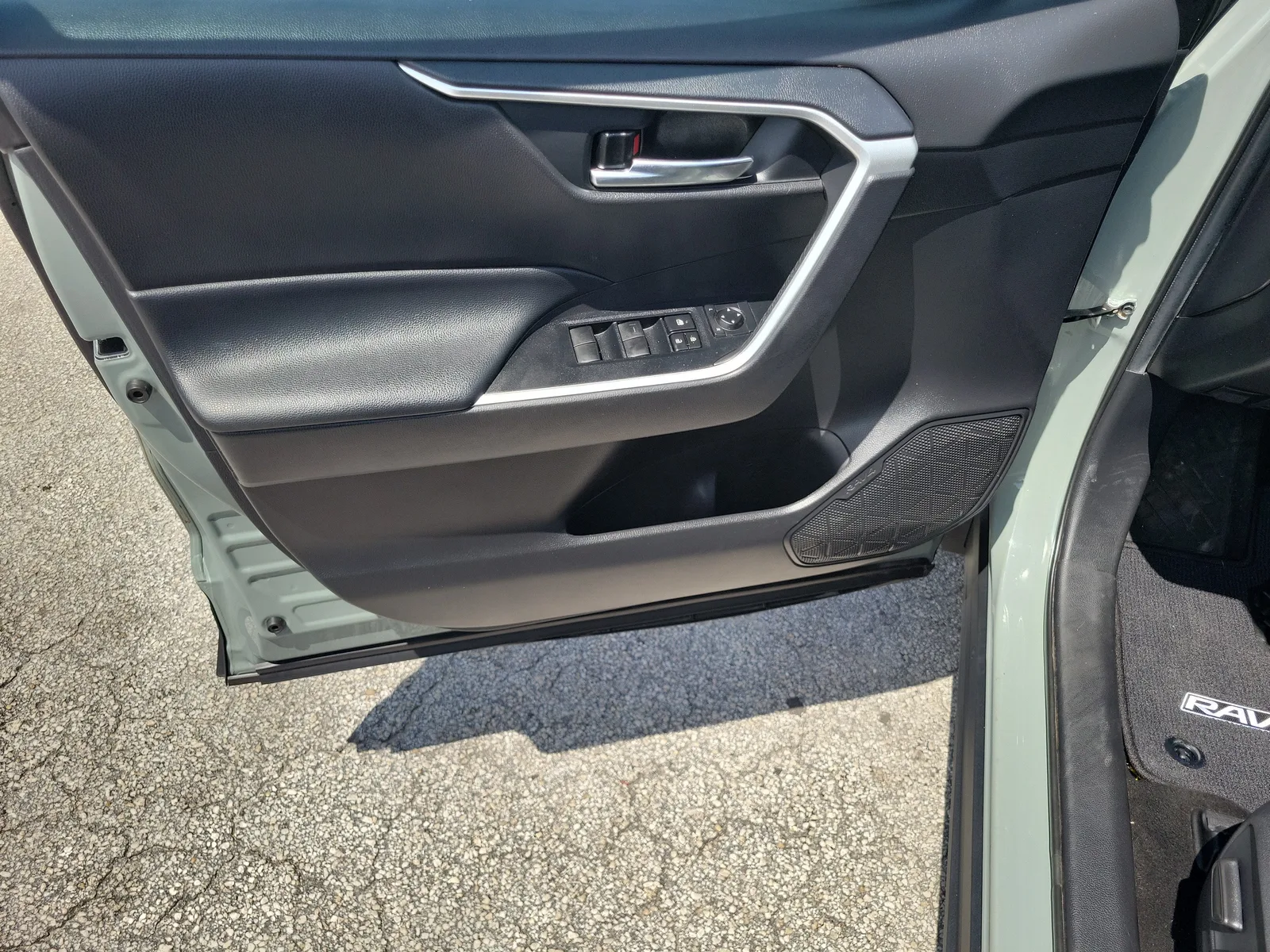 2021 Toyota RAV4 XLE photo 23