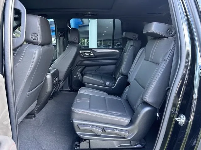 2023 Chevrolet Suburban RST photo 27