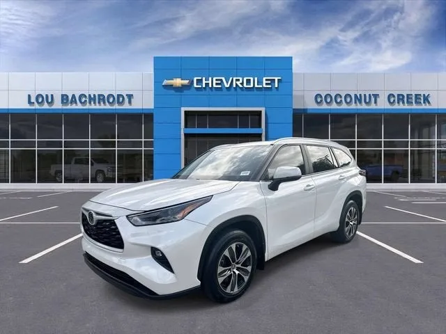 2024 Toyota Highlander LE photo 4