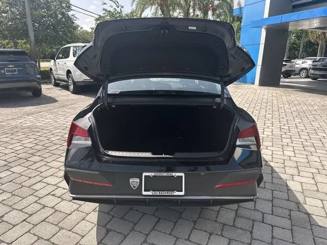 2024 Hyundai Elantra SEL photo 28