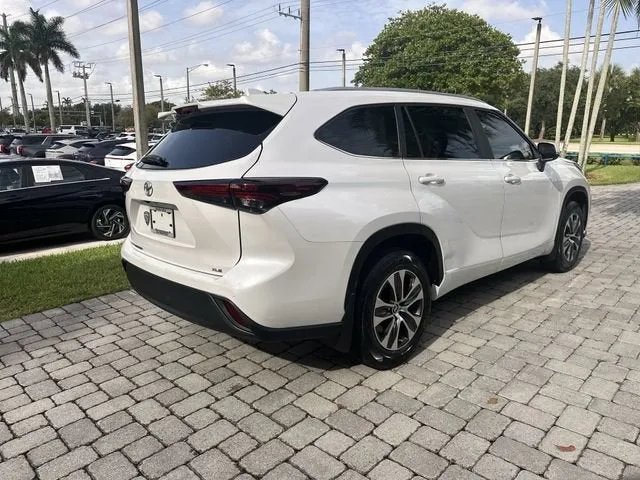 2024 Toyota Highlander LE photo 38