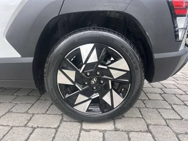 2025 Hyundai Kona SEL photo 11