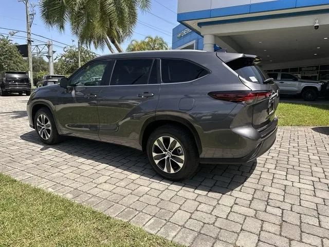 2024 Toyota Highlander LE photo 32