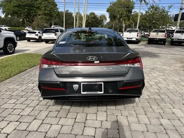 2025 Hyundai Elantra SEL Convenience photo 36