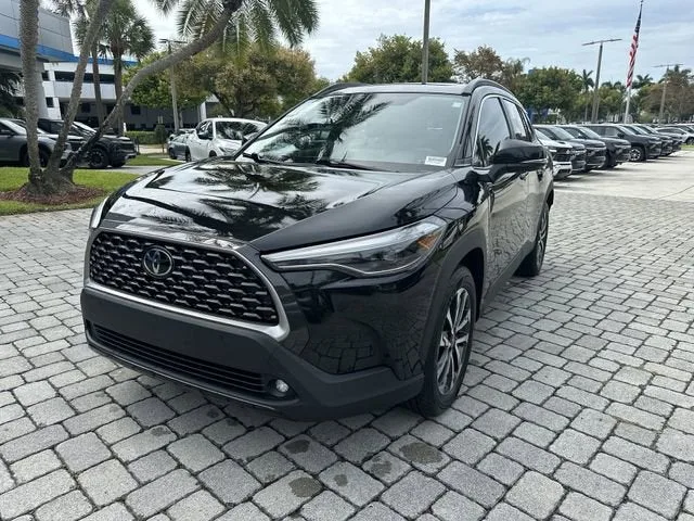 2025 Toyota Corolla Cross XLE photo 20