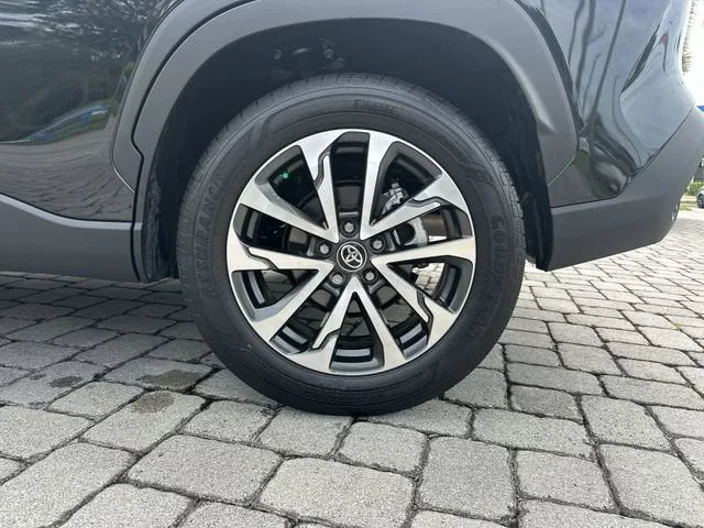 2025 Toyota Corolla Cross XLE photo 11
