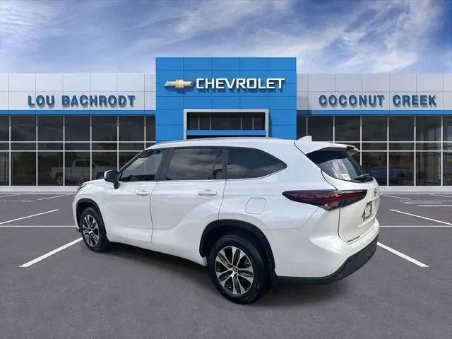 2024 Toyota Highlander LE photo 6