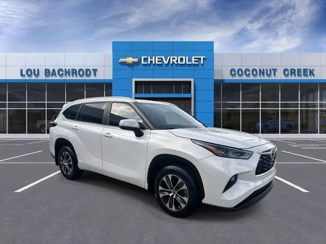 2024 Toyota Highlander LE photo 2