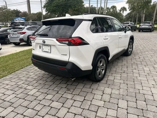 2023 Toyota RAV4 Hybrid XLE photo 31