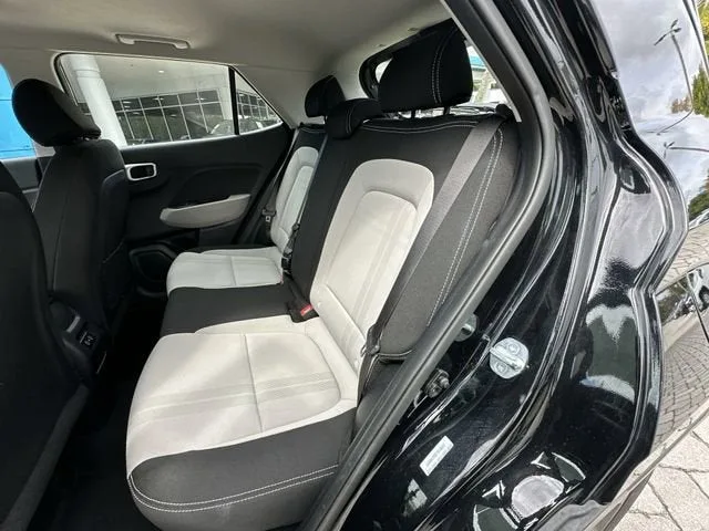 2025 Hyundai Venue SEL photo 27