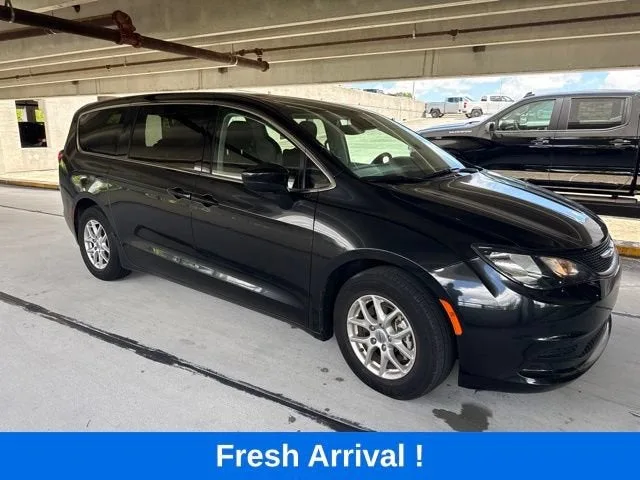 2023 Chrysler Voyager LX photo 12