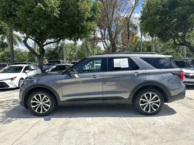2025 Ford Explorer ST-Line photo 28