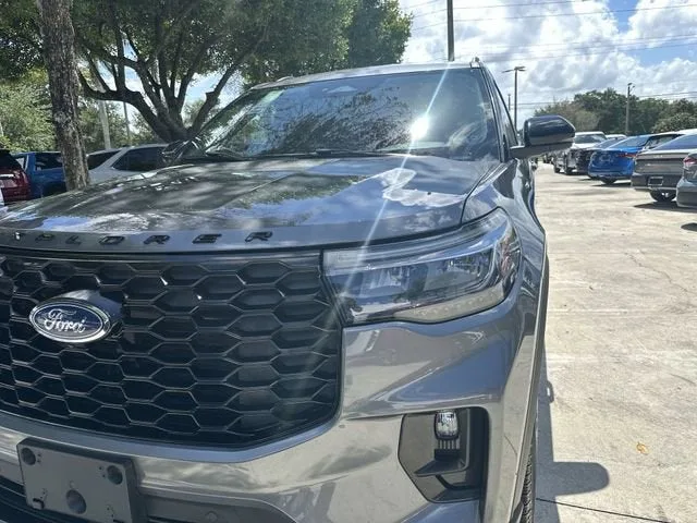 2025 Ford Explorer ST-Line photo 32