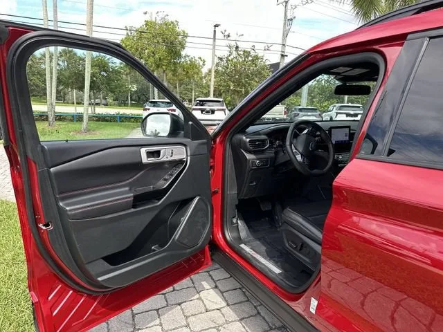 2023 Ford Explorer ST-Line photo 22