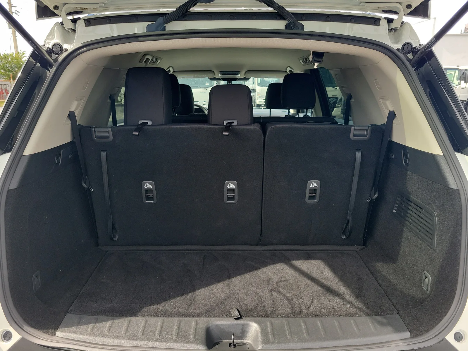 2024 Nissan Pathfinder SV photo 11