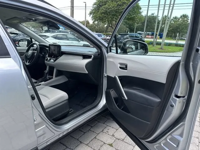 2023 Toyota Corolla Cross LE photo 23