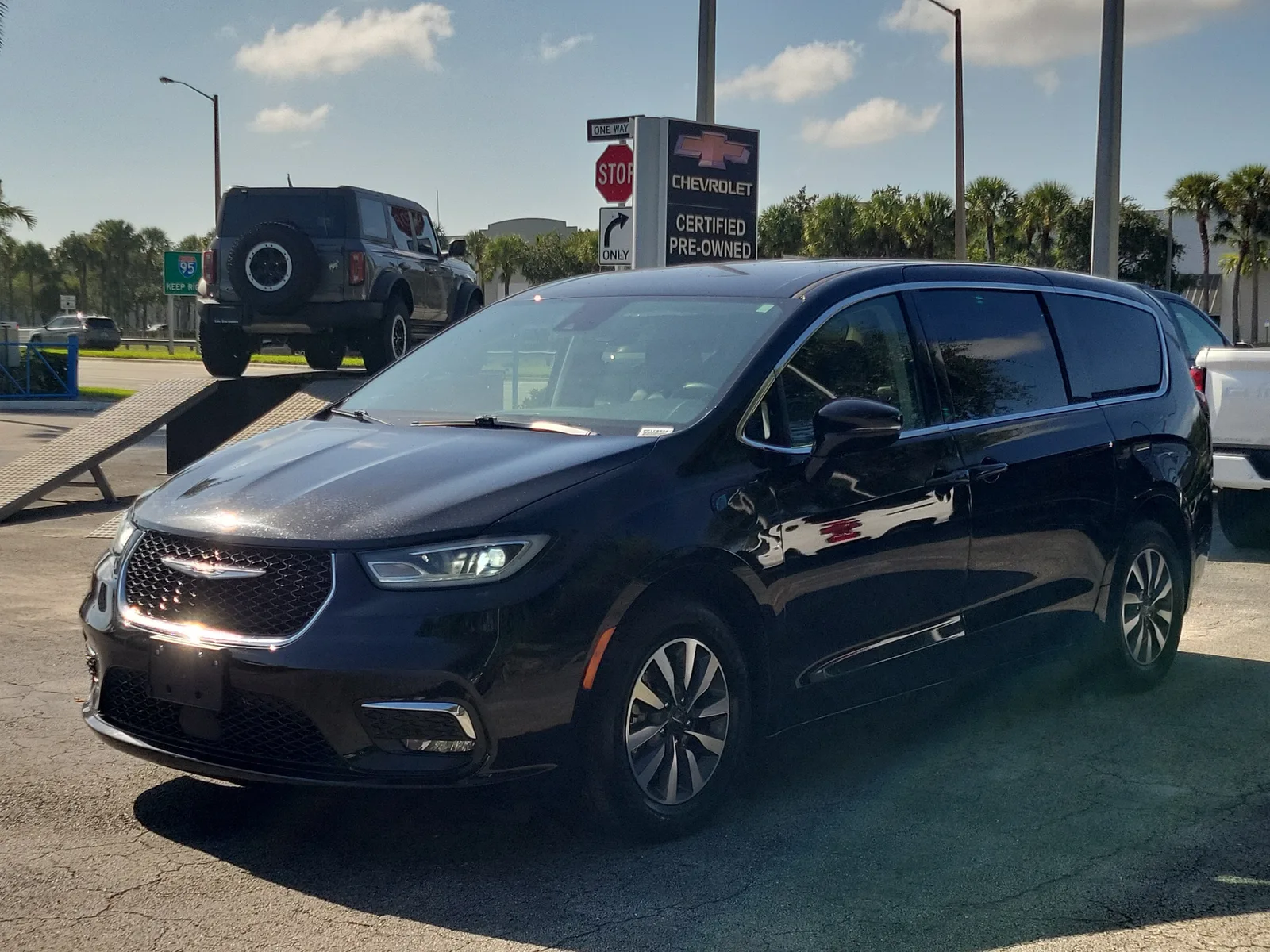 2024 Chrysler Pacifica Hybrid Select photo 7