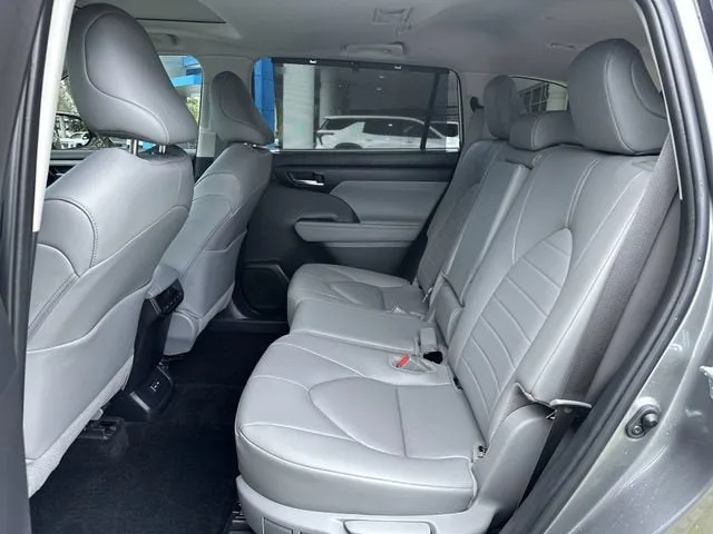 2025 Toyota Highlander LE photo 27