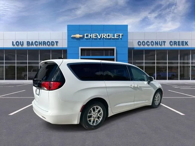 2023 Chrysler Voyager LX photo 8