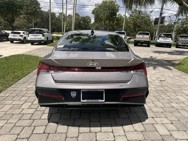 2025 Hyundai Elantra SEL Convenience photo 37