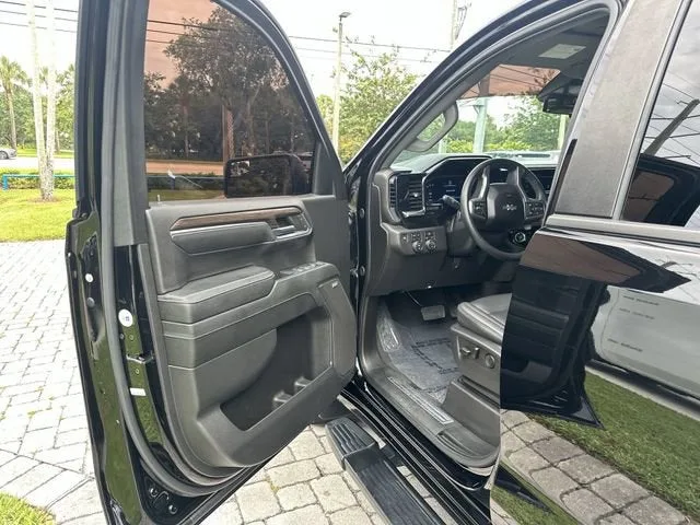 2024 Chevrolet Silverado 1500 RST photo 22