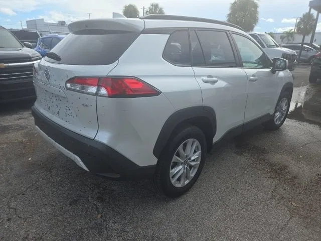 2022 Toyota Corolla Cross LE photo 6