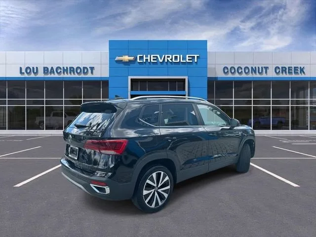 2024 Volkswagen Taos SE photo 8