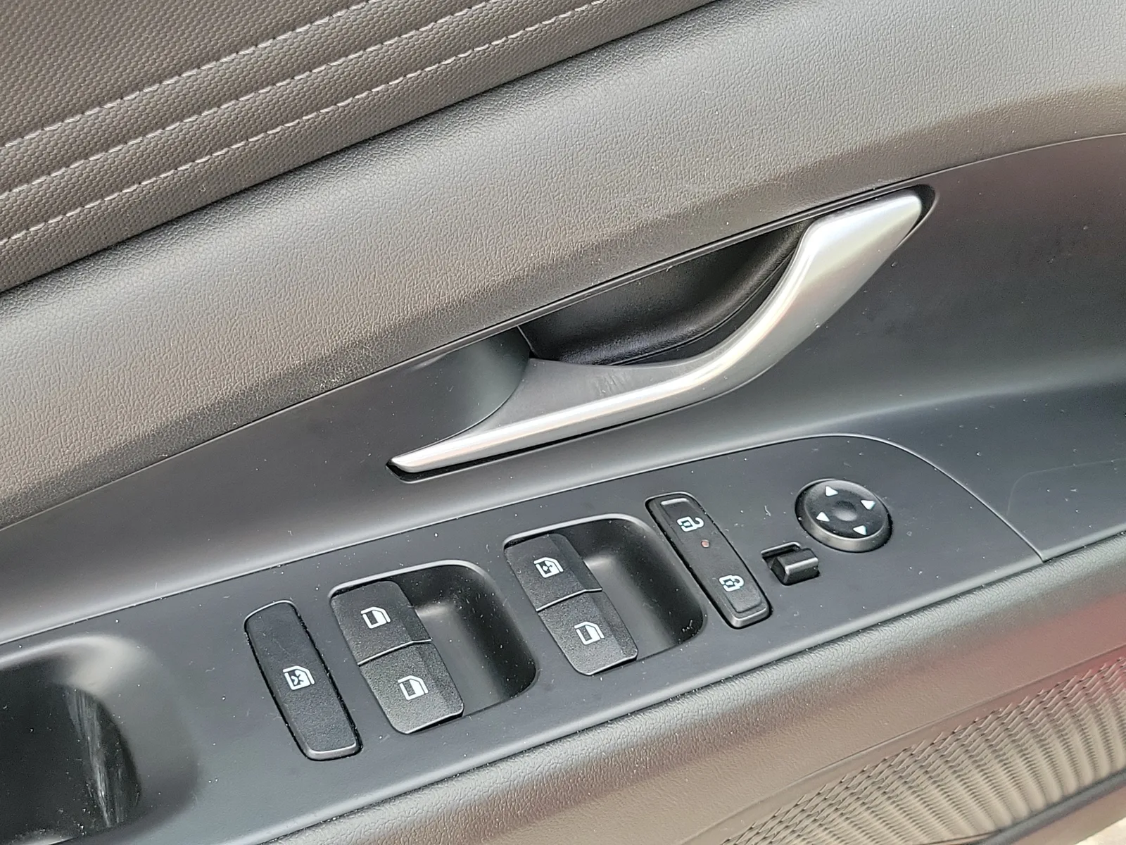 2025 Hyundai Elantra Limited photo 23