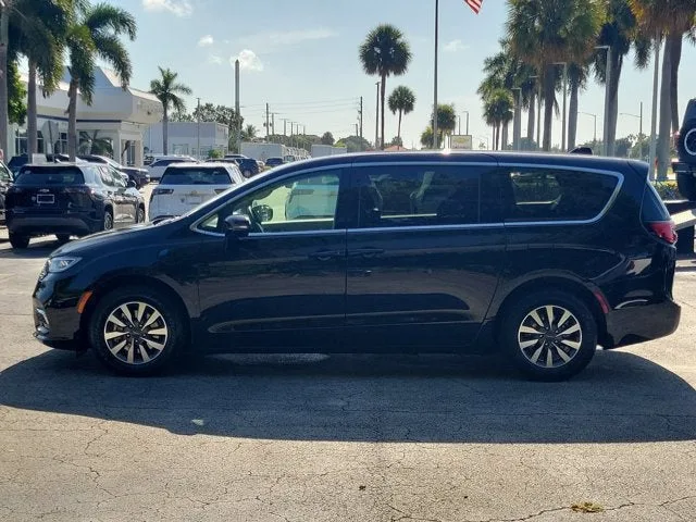 2024 Chrysler Pacifica Hybrid Select photo 6