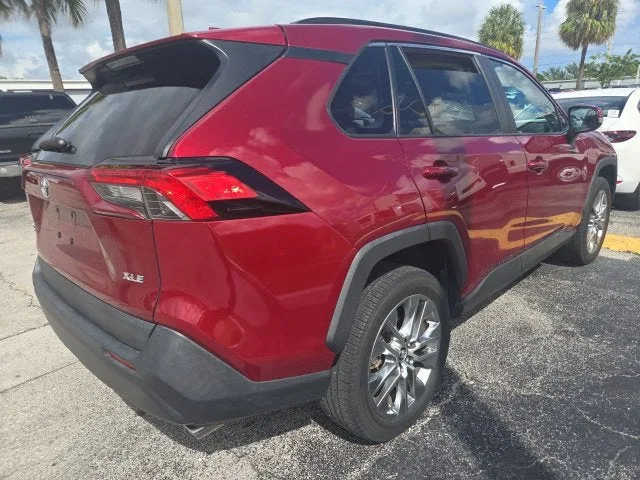 2020 Toyota RAV4 XLE Premium photo 4