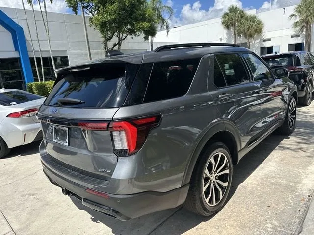 2025 Ford Explorer ST-Line photo 30