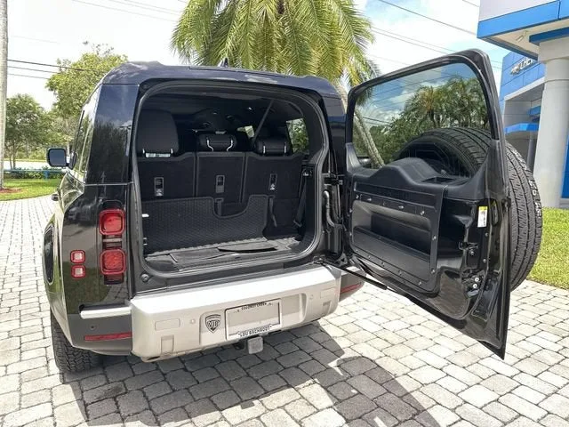 2023 Land Rover Defender SE photo 28