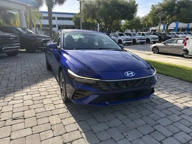 2025 Hyundai Elantra SEL Convenience photo 17
