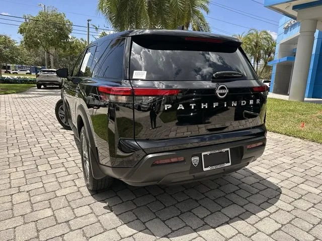 2025 Nissan Pathfinder S photo 12