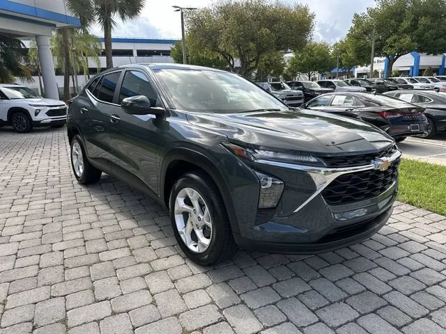 2025 Chevrolet Trax LS photo 16