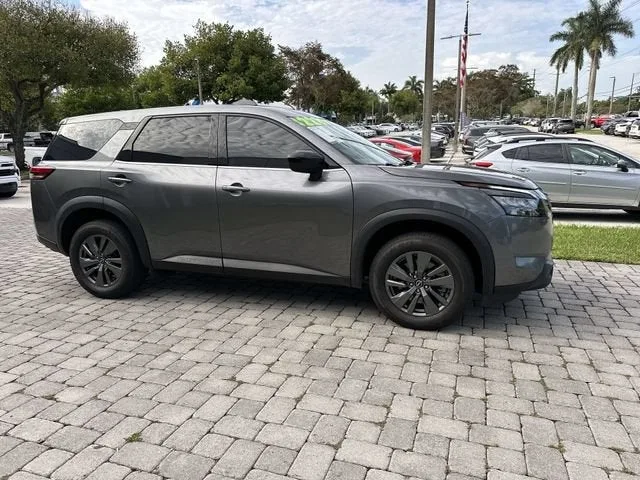 2024 Nissan Pathfinder S photo 14