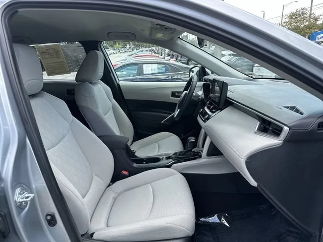2023 Toyota Corolla Cross LE photo 29