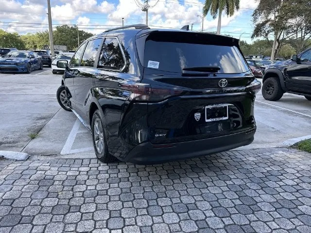 2026 Toyota Sienna XLE photo 12