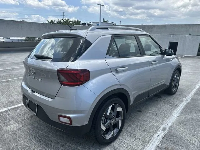 2025 Hyundai Venue SEL photo 28