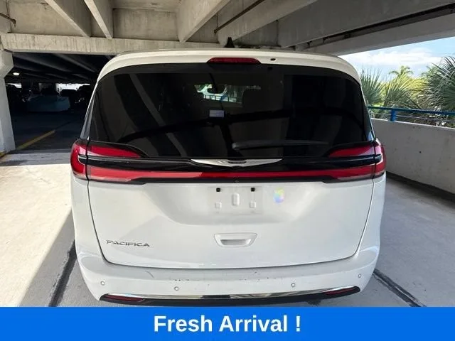 2024 Chrysler Pacifica Touring photo 18