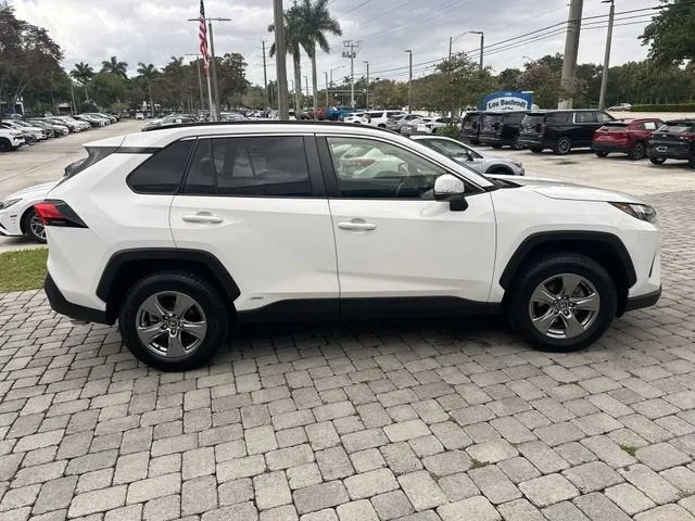 2023 Toyota RAV4 Hybrid XLE photo 20