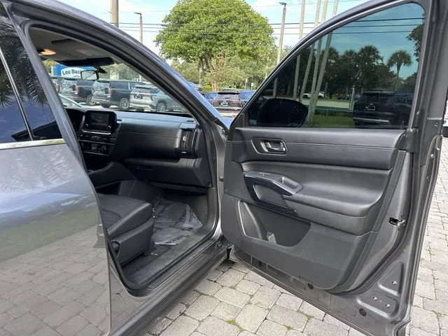 2024 Nissan Pathfinder S photo 22