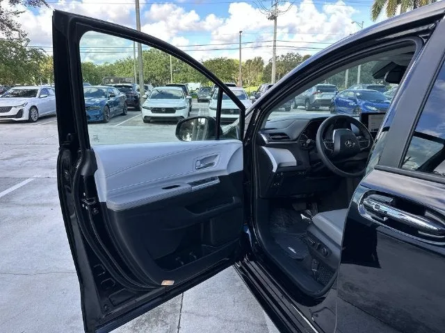 2026 Toyota Sienna XLE photo 22