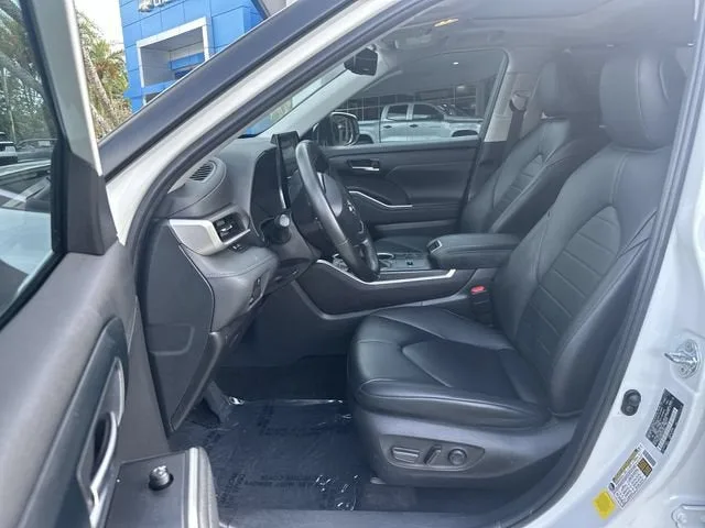 2024 Toyota Highlander LE photo 30